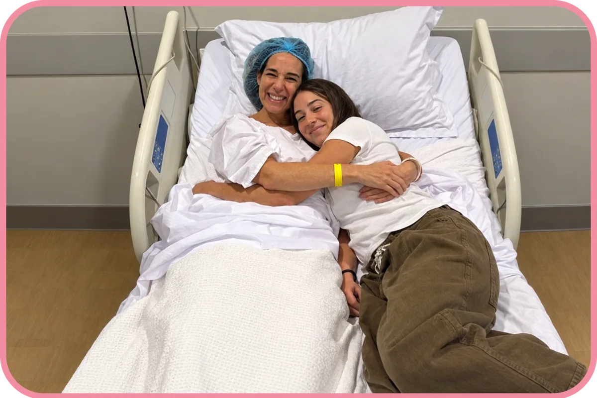 Daniela Sichel junto a su hija antes de realizarse una mastectomía preventiva.