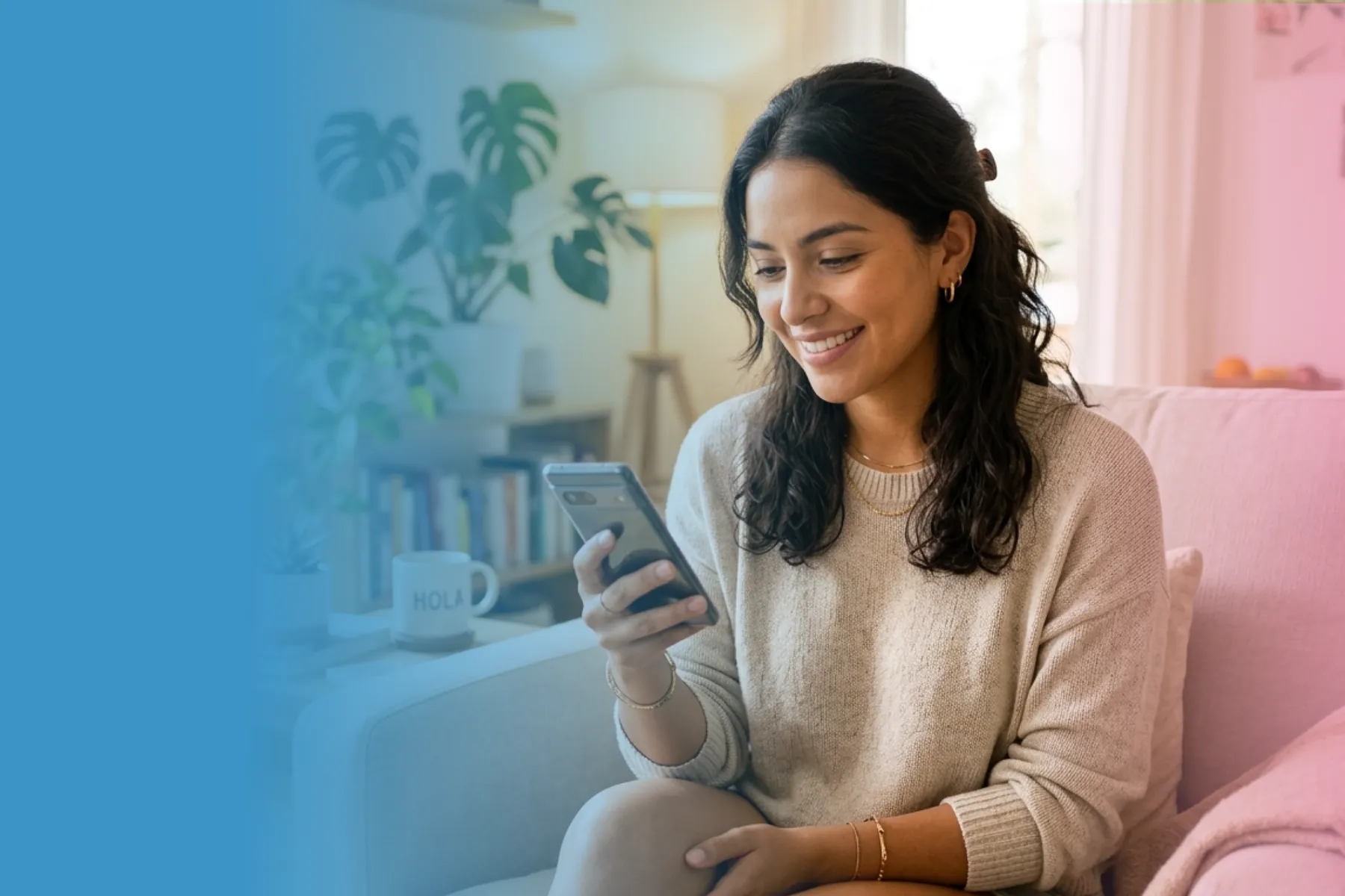 Mujer latina sonriente mirando su celular para unirse al grupo de WhatsApp SOY Rosa durante Octubre Rosa.